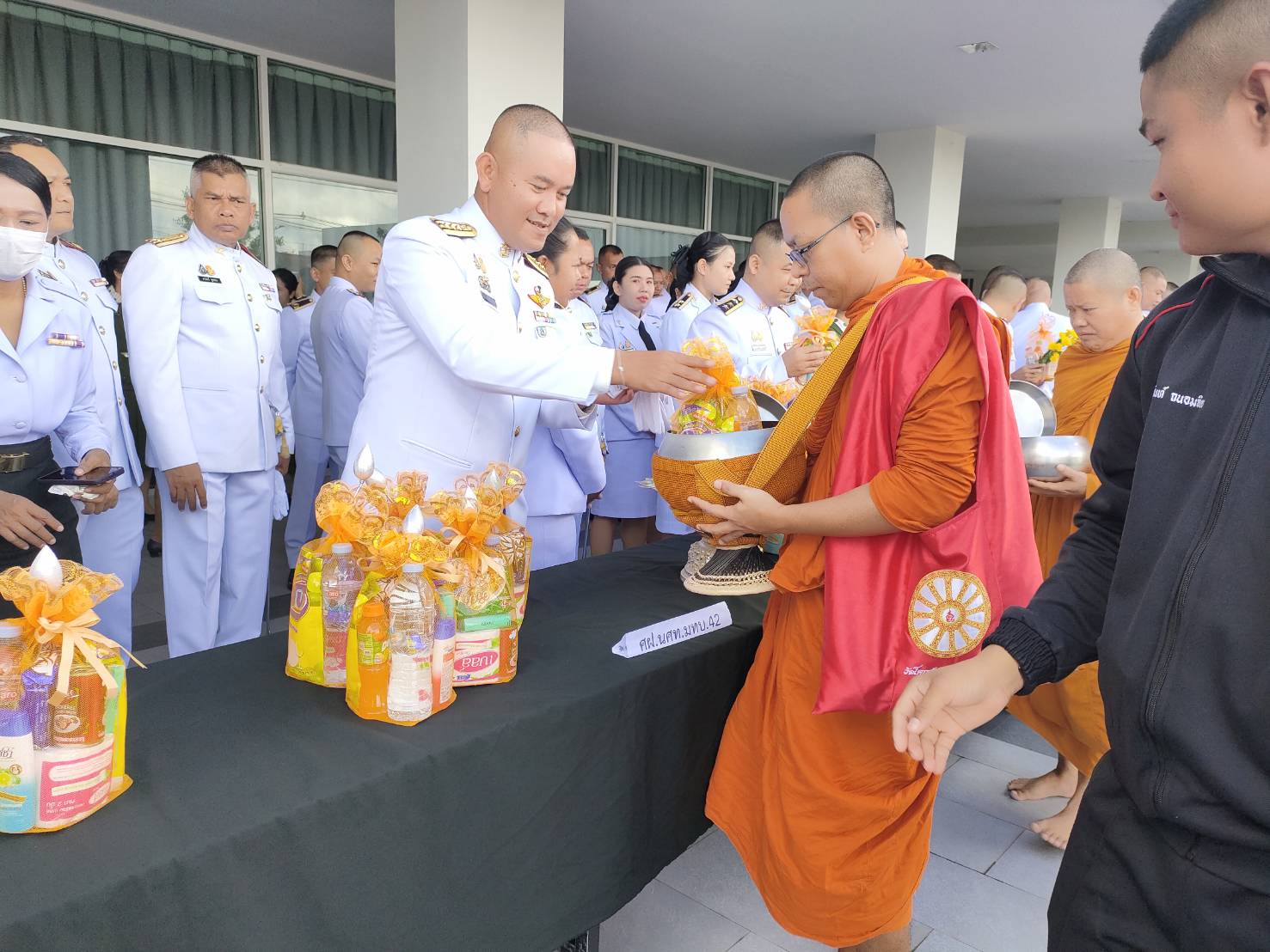 พิธีตักบาตรพระสงฆ์ และพิธีถวายสักการะ ถวายราชสดุดี น้อมรำลึกในพระมหากรุณาธิคุณ พระบาทสมเด็จพระบรมชนก…